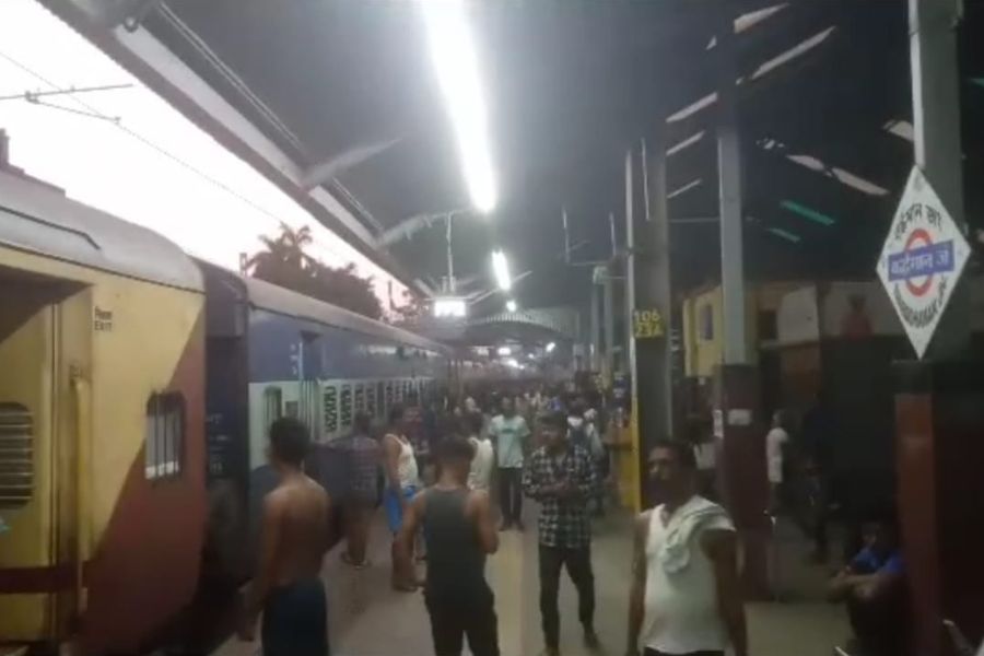 ট্রেনটি বর্ধমান স্টেশনে থামার সঙ্গে সঙ্গে চিকিৎসক এবং নার্সরা চলে যান নির্দিষ্ট কামরায়।