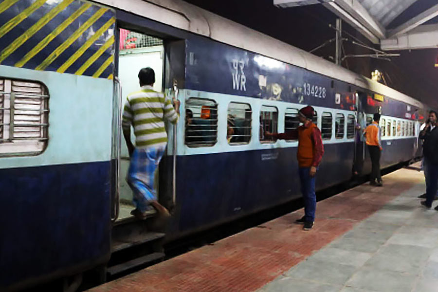 Woman gives birth in train in Barddhaman station 