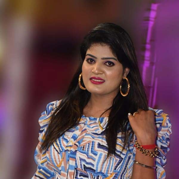 image of singer Nisha Upadhyay