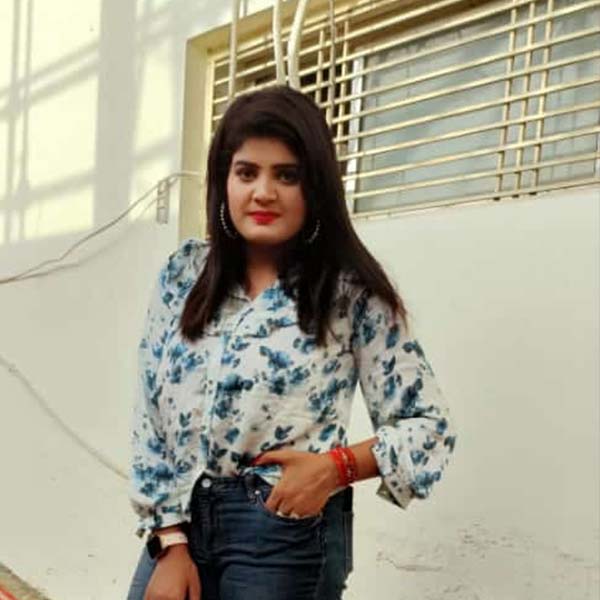 image of singer Nisha Upadhyay