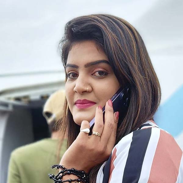 image of singer Nisha Upadhyay