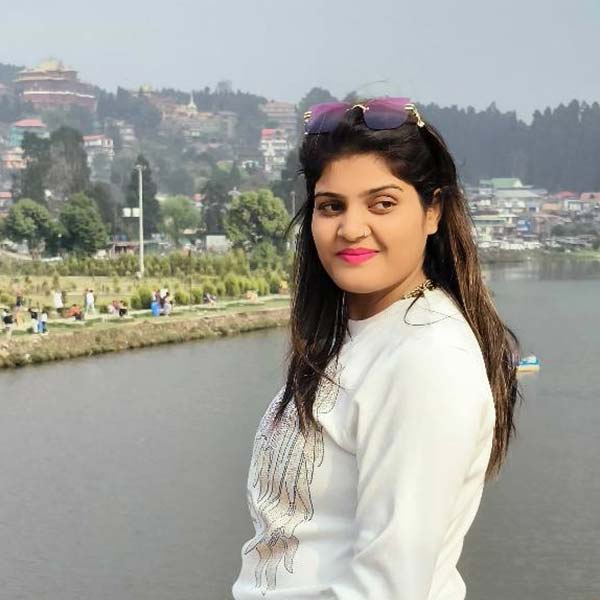 image of singer Nisha Upadhyay