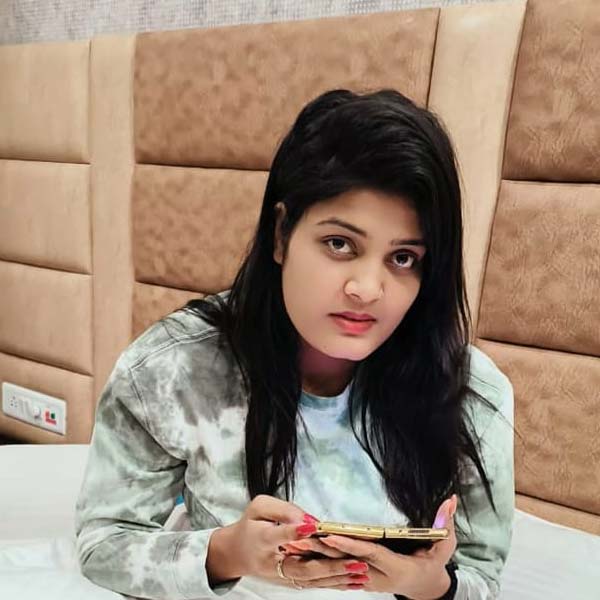 image of singer Nisha Upadhyay