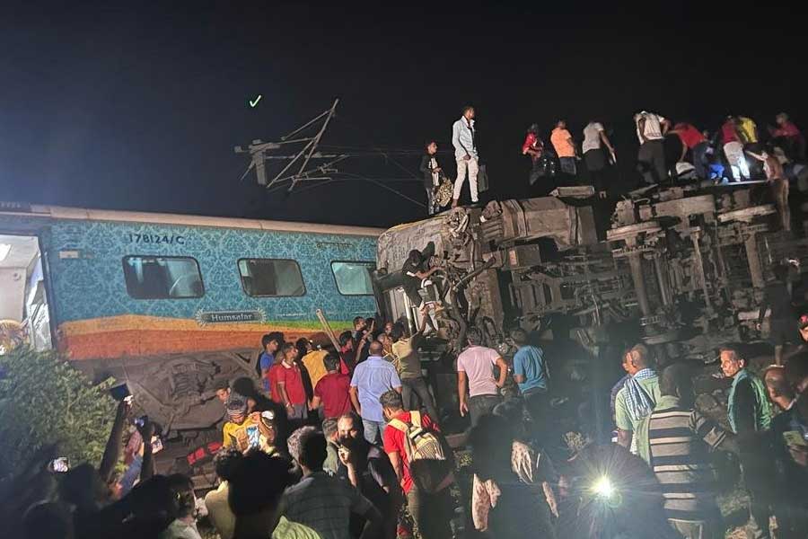 image of train derailment in Odisha