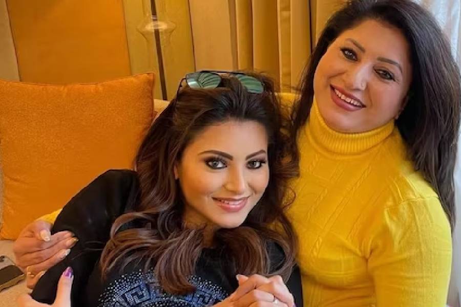 Picture Of Urvashi rautela and her mother