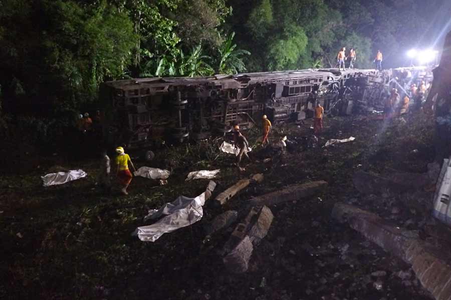 Dead bodies lying beside derailed Coromandel Express