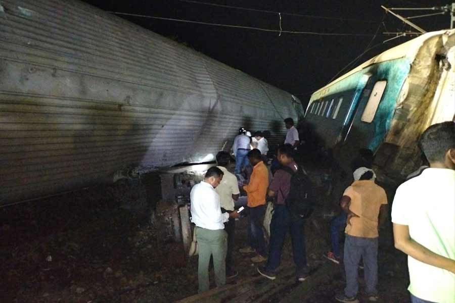 Coromandel Express derailment part by part description