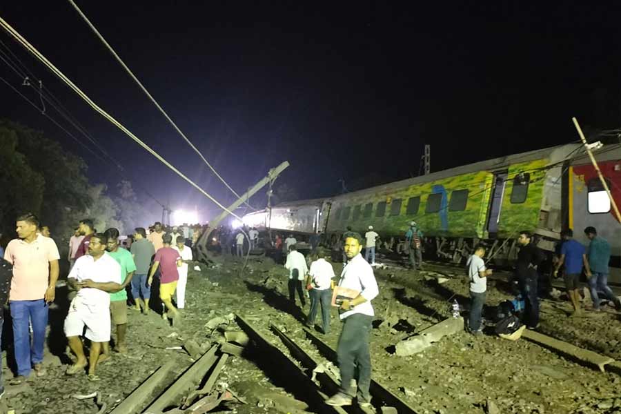 Coromandel Express derailment part by part description