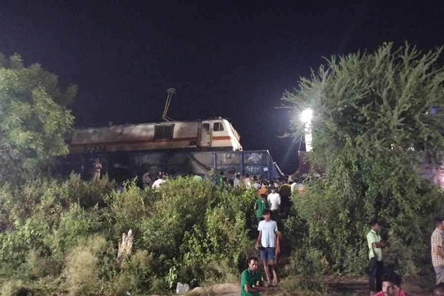 Coromandel Express derailment part by part description