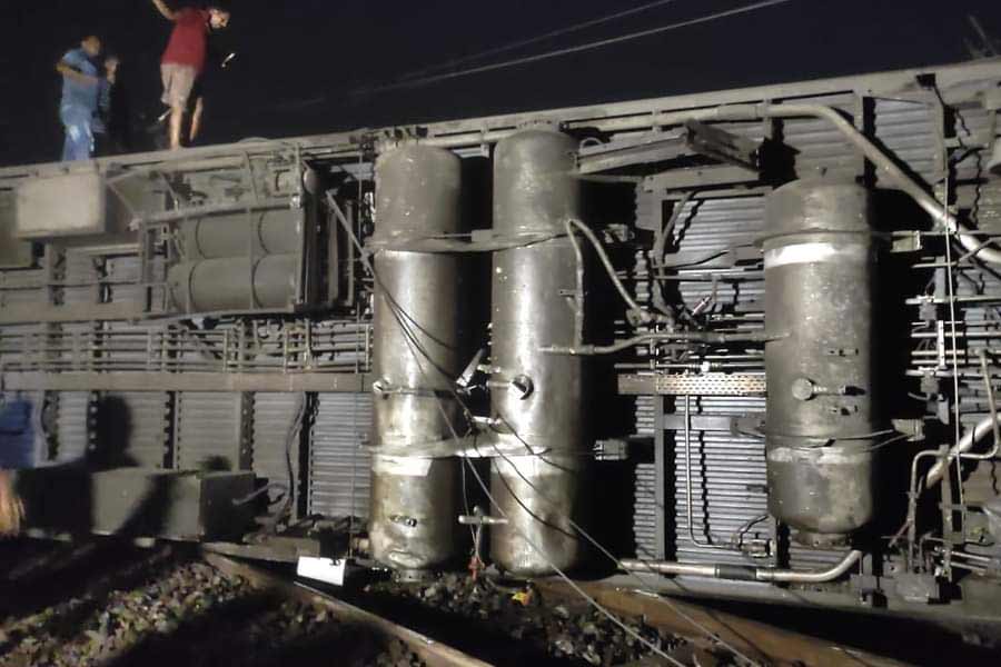 Coromandel Express derailment part by part description