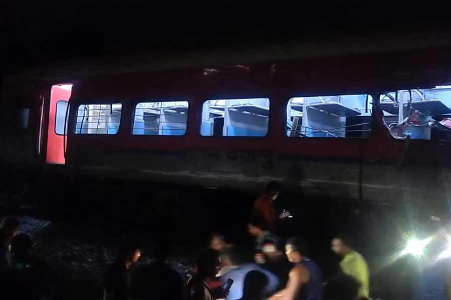 Coromandel Express derailment part by part description