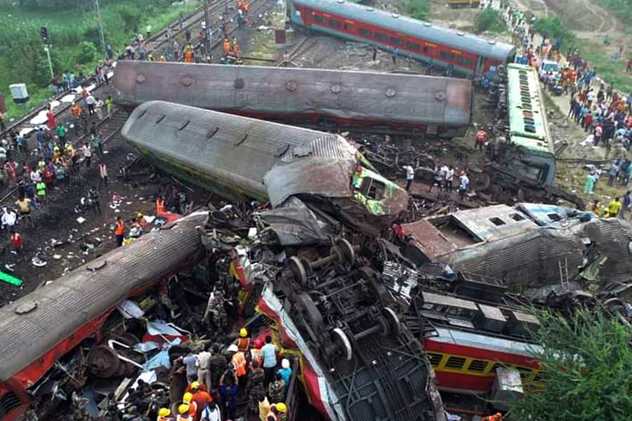 238 people died and more than 650 people are injured in Coromandel express accideny, says rail 