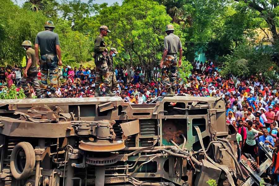 Coromandel Express Accident: Dead bodies are being transferred to their relatives from a school