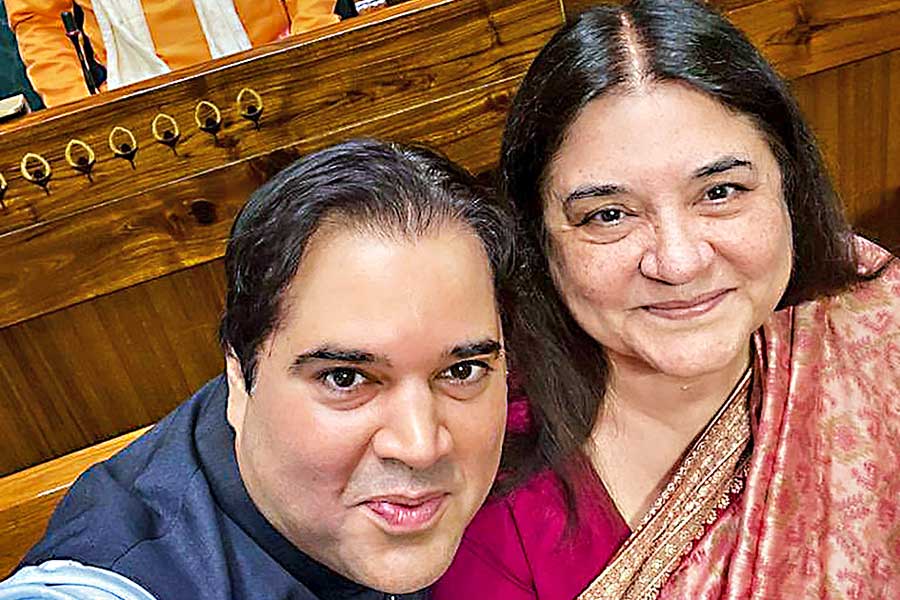 নিজস্বী: মেনকা গান্ধীর সঙ্গে পুত্র বরুণ গান্ধী। ২৮ মে, নয়াদিল্লি।