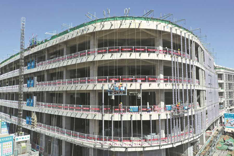 তবে ছ’বছরে শহর তৈরির কাজ সে ভাবে এগোয়নি। ২০১৯ সাল থেকেই এই শহর নির্মাণের গতিপ্রকৃতি নিয়ে প্রশ্ন উঠতে শুরু করে। শি-র ‘স্বপ্ন প্রকল্প’ নিয়ে সন্দেহ দানা বাঁধতে শুরু করে সাধারণের মনে।