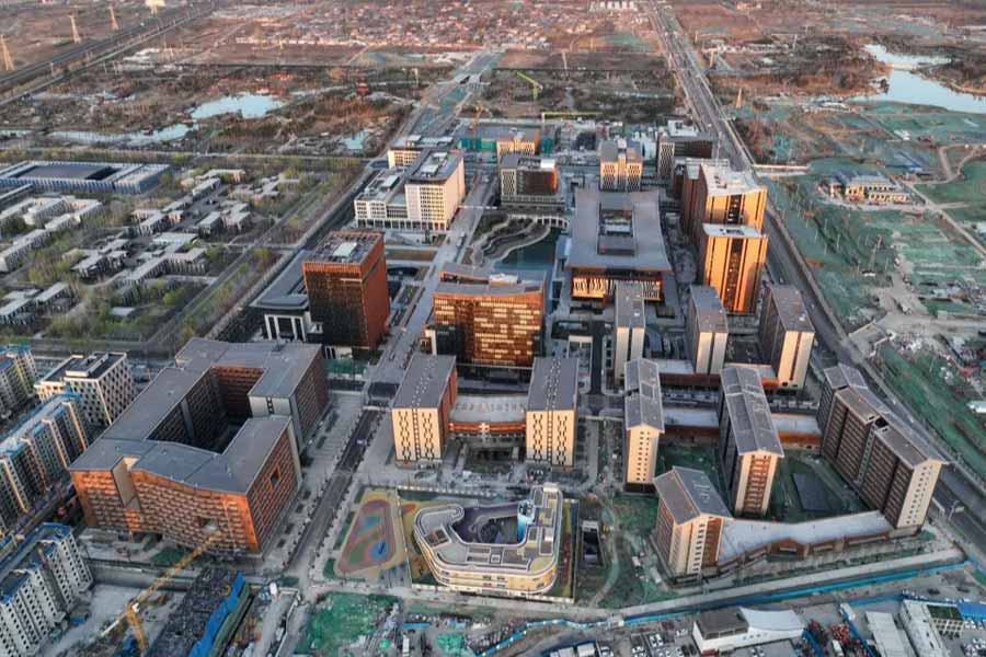 চিনের নব নির্মীয়মাণ শহর তৈরিতে টাকা ঢেলেছে চিনের নামীদামি তথ্যপ্রযুক্তি সংস্থাগুলি। সেই টাকা আসা যেন বন্ধ না হয়, সেই কারণেই জিনপিং সরকার এই প্রকল্প নিয়ে গড়িমসি করছে বলে মত আন্তর্জাতিক বিশেষজ্ঞদের একাংশের।