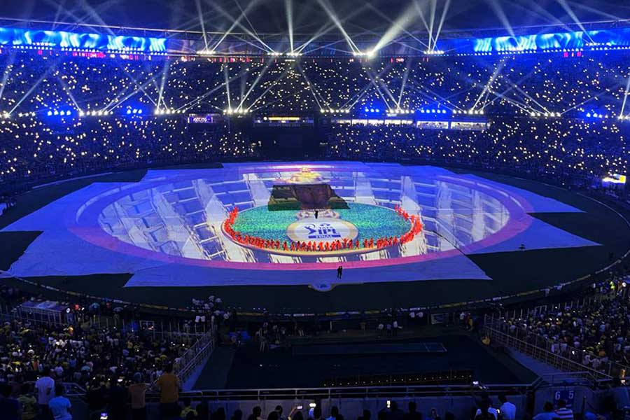 সোমবার গভীর রাত। আমদাবাদের নরেন্দ্র মোদী স্টেডিয়ামে তখন টানটান উত্তেজনা। এক দিকে চেন্নাই সুপার কিংস এবংয় অন্য দিকে গুজরাত টাইটান্স। আইপিএল জিততে হলে তখন শেষ দু’বলে ১০ রানের প্রয়োজন।