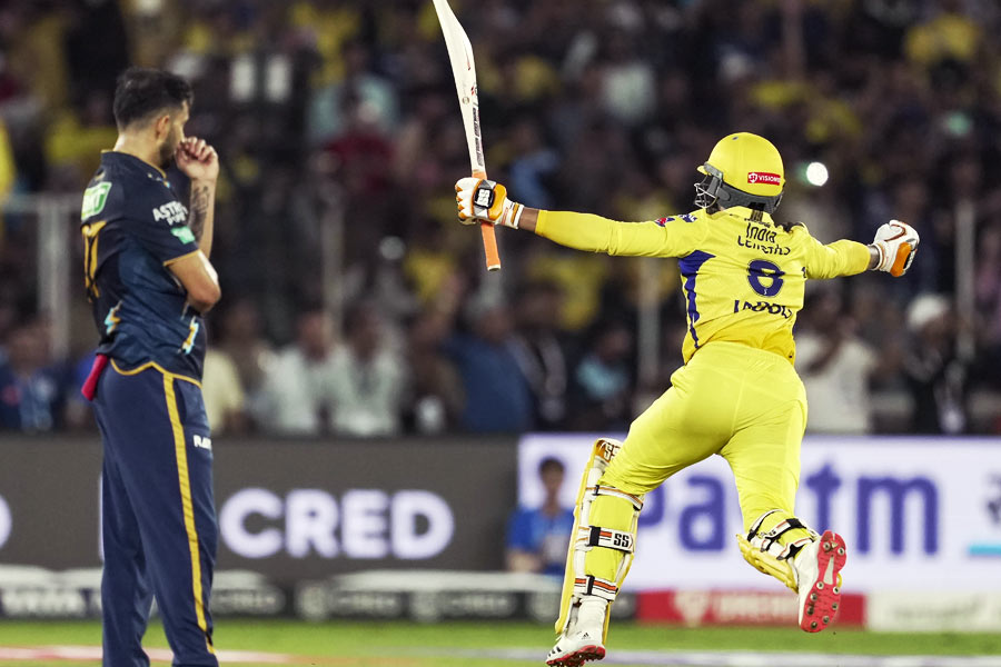 শেষ দুই বলে বাজিমাত করলেন চেন্নাইয়ের অলরাউন্ডার রবীন্দ্র জাডেজা। দুই বলে ছয় এবং চার মেরে চেন্নাইকে আইপিএল এনে দিলেন তিনি। ম্যাচ শেষে স্টেডিয়ামেই তৈরি হল নাটকীয় মুহূর্ত যার সাক্ষী থাকলেন গ্যালারিতে উপস্থিত ক্রিকেট অনুরাগীরা।