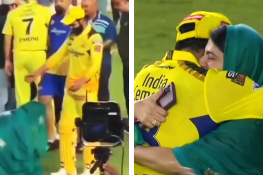 ম্যাচ জেতার পর মাঠে উচ্ছ্বাস প্রকাশ করছিলেন চেন্নাইয়ের ক্রিকেটাররা। জাডেজার পারফর্ম্যান্সের জন্য তাঁকে শুভেচ্ছাবার্তাও জানাচ্ছেন অনেকে। হঠাৎ মাঠে উপস্থিত সকলের সামনে জাডেজার পা ছুঁয়ে প্রণাম করলেন এক মহিলা। সচরাচর এমন দৃশ্য খেলার মাঠে দেখা যায় না। কিন্তু চলতি বছরের আইপিএলের শেষ ম্যাচে এমন ঘটনাই ঘটল। এই ঘটনার নেপথ্যে যিনি ছিলেন তিনি আসলে জাডেজার স্ত্রী রিভাবা জাডেজা।