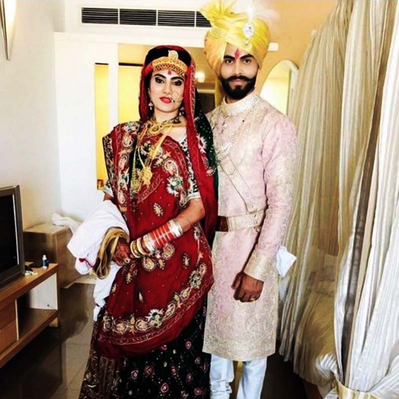 ২০১৬ সালের ১৭ এপ্রিল সাতপাকে বাঁধা পড়েন রবীন্দ্র এবং রিভাবা। এক জন ক্রিকেটদুনিয়ার সঙ্গে ওতপ্রোত ভাবে জড়িত। অন্য জনের সঙ্গে দূরদূরান্তে ক্রিকেটজগতেরকোনও সম্পর্ক নেই। রাজনীতির সঙ্গে যুক্ত রয়েছেন রিভাবা। বিজেপি বিধায়ক তিনি।