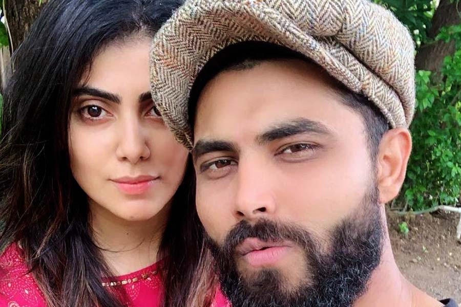 রবীন্দ্র এবং রিভাবার প্রেমকাহিনি একেবারেই রোম্যান্টিক ঘরানার হিন্দি ছবির মতো। বিয়ের প্রতি বিশেষ কোনও ইচ্ছা ছিল না রবীন্দ্রের। কিন্তু রিভাবার সঙ্গে আলাপের তিন মাসের মধ্যেই এক ছাদের তলায় জীবন কাটানোর সিদ্ধান্ত নেন।