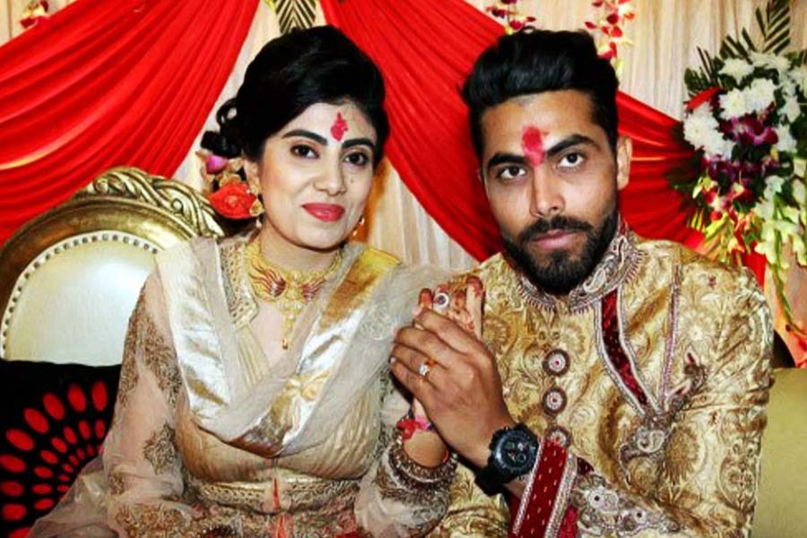 রবীন্দ্রের বোনের বান্ধবী ছিলেন রিভাবা। এক সামাজিক অনুষ্ঠানে রিভাবাকে নিমন্ত্রণ করেছিলেন রবীন্দ্রের বোন। রিভাবার সঙ্গে রবীন্দ্রের আলাপ করিয়ে দিতে চাইছিলেন ক্রিকেটারের বোন। কিন্তু প্রথমে রবীন্দ্রের তাতে সায় ছিল না।