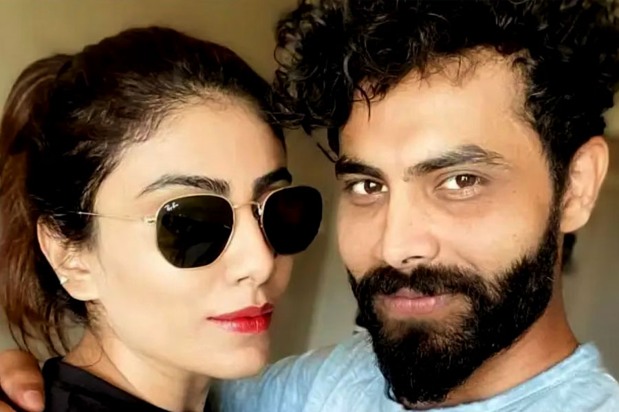 একাধিক বার অনুরোধ করার পর বোনের কথা শোনেন রবীন্দ্র। অনুষ্ঠানে অতিথি হিসাবে আসা রিভাবার সঙ্গে আলাপ করেন তিনি। প্রথম আলাপেই রিভাবার প্রেমে পড়ে যান রবীন্দ্র। ক্রিকেটারকেও  ভাল লেগে যায় রিভাবার।