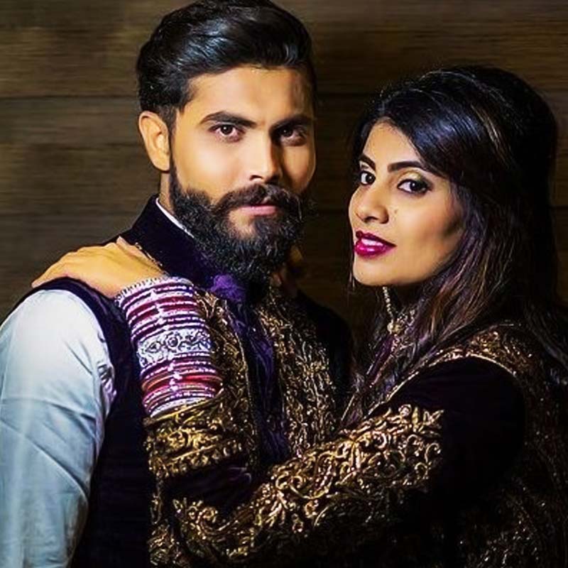 প্রথম আলাপই যেন শেষ আলাপ হয়ে না থেকে যায় তাই ফোন নম্বর আদানপ্রদান পর্ব চলে রবীন্দ্র এবং রিভাবার। বন্ধুত্ব ধীরে ধীরে প্রেমে গড়াতে বেশি সময় লাগে না। প্রথম আলাপের তিন মাসের মধ্যেই বিয়ের সিদ্ধান্ত নিয়ে ফেলেন তাঁরা।