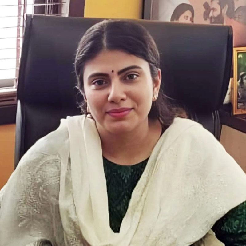 ১৯৯০ সালের ২ সেপ্টেম্বর গুজরাতের রাজকোটে জন্ম রিভাবার। স্কুলের পড়াশোনা শেষ করার পর গুজরাত থেকেই মেকানিক্যাল ইঞ্জিনিয়ারিং নিয়ে পড়েন তিনি। কিন্তু ইঞ্জিনিয়ারিংকে পেশা হিসাবে বেছে নেননি রিভাবা।