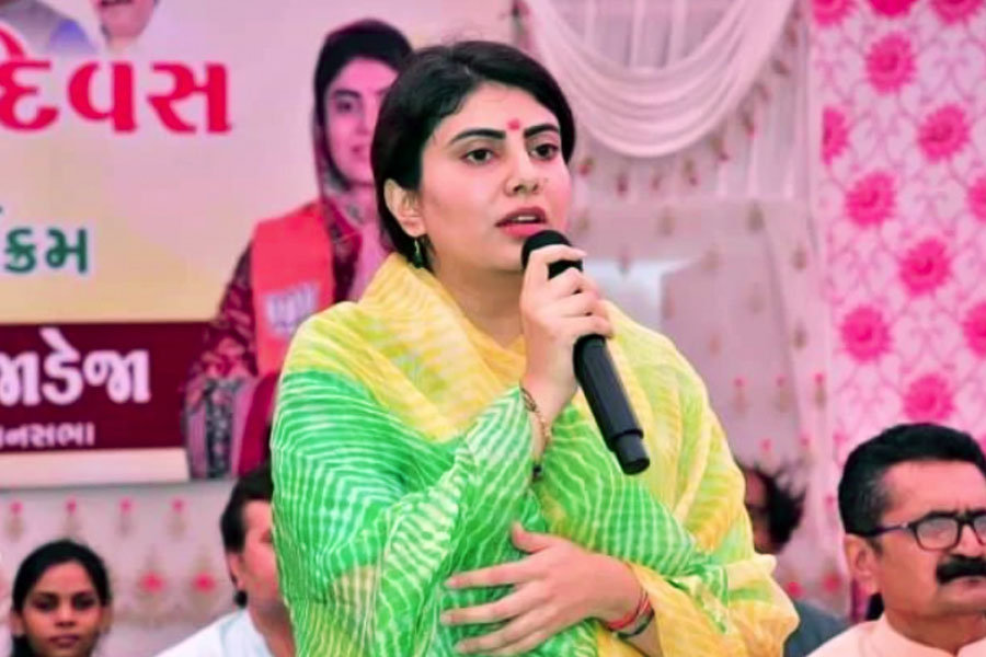 রিভাবার মা রেলকর্মী এবং বাবা ব্যবসায়ী। সমাজসেবার সঙ্গেও যুক্ত রিভাবা। মহিলাদের অধিকার নিয়ে কাজ করেন তিনি। ২০১৮ সালে বিজেপির হয়ে কাজ করতে শুরু করেন রিভাবা।