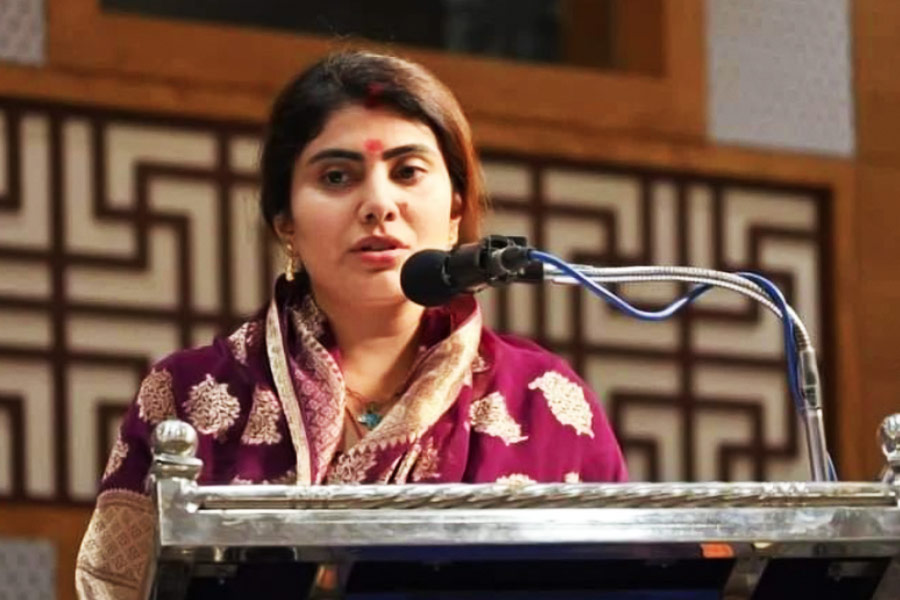 ২০১৮ সালে বিতর্কেও জড়িয়ে পড়েন রিভাবা। কানাঘুষো শোনা যায়, গুজরাতের জামনগরে এক পুলিশ আধিকারিকের বাইকে ধাক্কা মেরে দেয় রিভাবার গাড়ি। ঘটনাস্থলে পুলিশের সঙ্গে ঝামেলায় জড়িয়ে প়ড়েন রিভাবা।