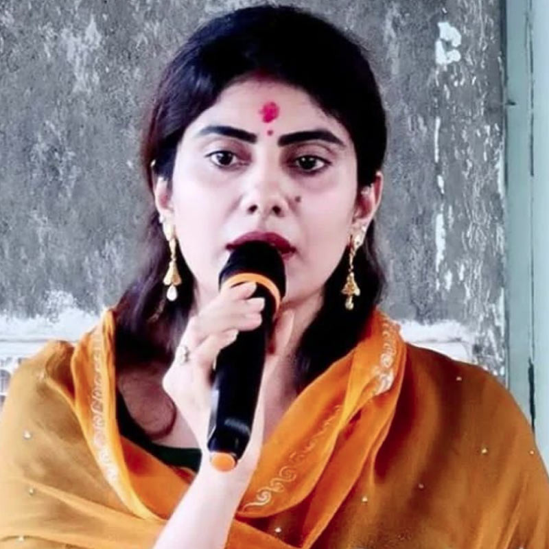 পুলিশের বিরুদ্ধে থানায় অভিযোগ দায়ের করেন রিভাবা। তাঁর অভিযোগ, ঘটনাস্থলে অশান্তির সময় রিভাবার চুল ধরে টানেন সেই পুলিশ। অন্য দিকে ওই পুলিশকর্মীও রিভাবার বিরুদ্ধে পাল্টা অভিযোগ দায়ের করেন।