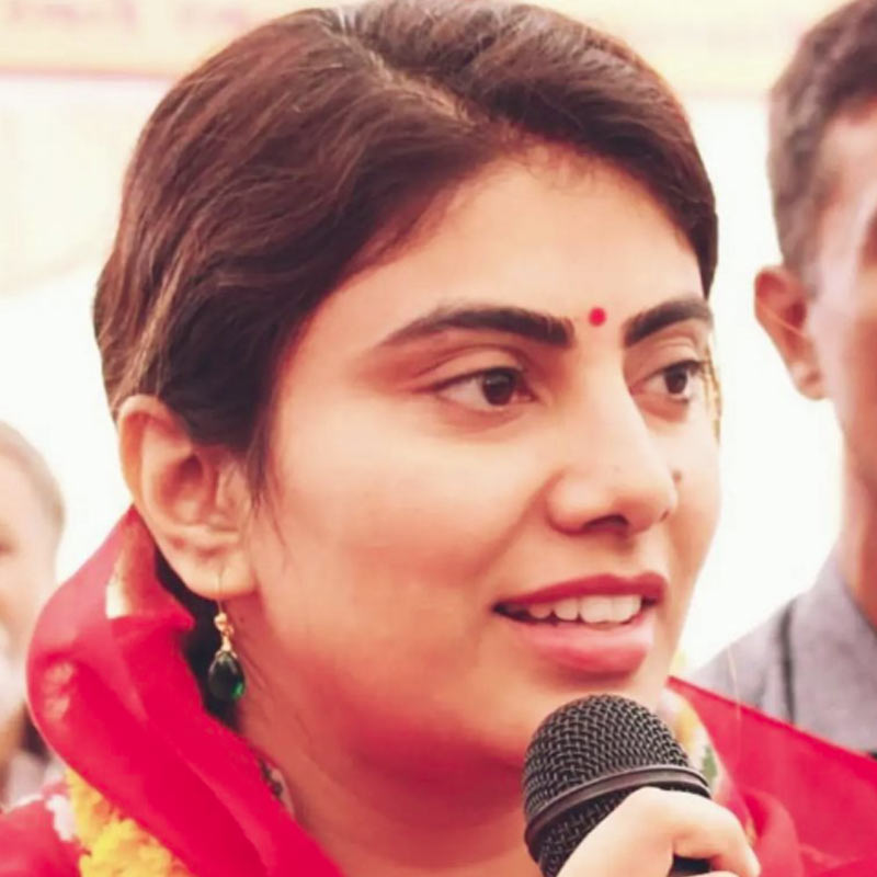 পুলিশের দাবি, রিভাবা অসতর্ক ভাবে গাড়ি চালাচ্ছিলেন। রিভাবার অভিযোগের উপর ভিত্তি করে ওই পুলিশকর্মীকে গ্রেফতার করা হয়। পরে অবশ্য জামিনে ছাড়া পান তিনি।