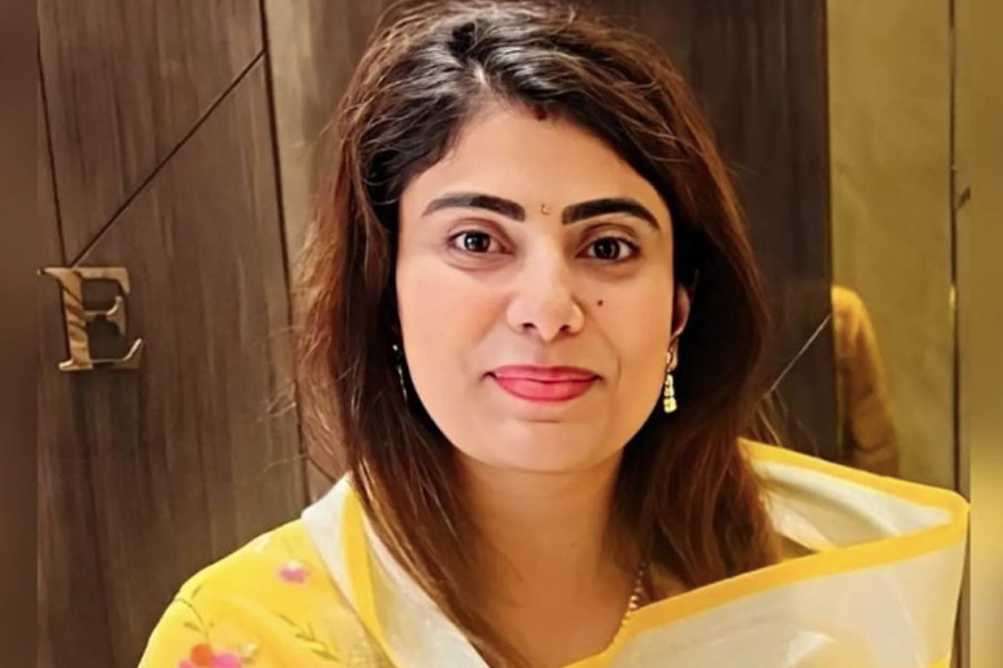 রিভাবার কন্যাসন্তানের পঞ্চম জন্মদিন পালনের সময় ‘সুকন্যা সমৃদ্ধি’ প্রকল্পে শিশুকন্যাদের জন্য ১০১টি ব্যাঙ্ক অ্যাকাউন্ট খোলেন রবীন্দ্র এবং রিভাবা। সে কারণে প্রধানমন্ত্রী নরেন্দ্র মোদীর কাছে প্রশংসাও পেয়েছিলেন দু’জনে।