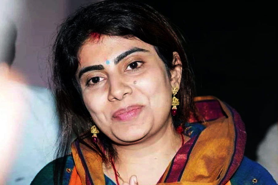 বর্তমানে আবার সমালোচনায় জড়িয়ে পড়েছেন রিভাবা। আমদাবাদের স্টেডিয়ামে স্বামীর পা ছুঁয়ে প্রণাম করেছেন বলে রিভাবাকে উদ্দেশ করে বক্রোক্তি করেছেন কেউ কেউ। তাঁদের মতে, স্টেডিয়ামে এমন আচরণ করা উচিত হয়নি রিভাবার।