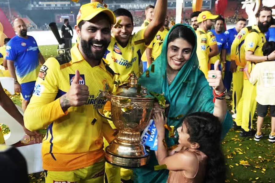 আবার অধিকাংশের মতে, ভারতীয় সংস্কৃতিকে তুলে ধরেছেন রিভাবা। তাঁদের দাবি, স্বামীর সাফল্যে তাঁকে সম্মান জানানোর জন্যই এই পথ বেছে নিয়েছেন রিভাবা।