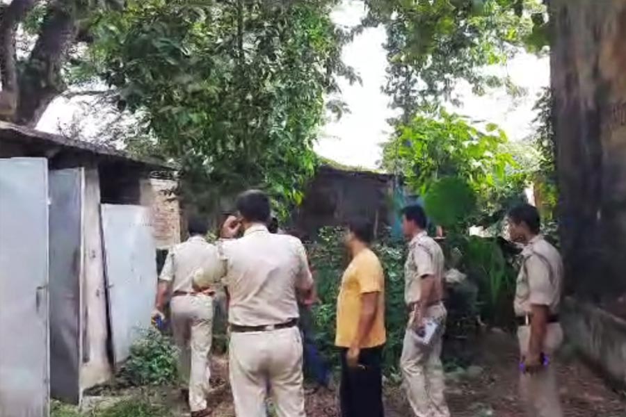 বনগাঁর  বকশিপল্লিতে দুর্ঘটনাস্থলে পৌঁছেছে পুলিশ। 