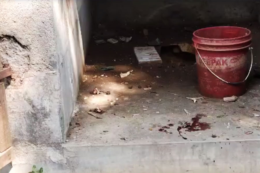 শৌচালয়ের ভিতরে ছড়িয়ে ছিটিয়ে রয়েছে রক্ত। সোমবার বকশিপল্লিতে।
