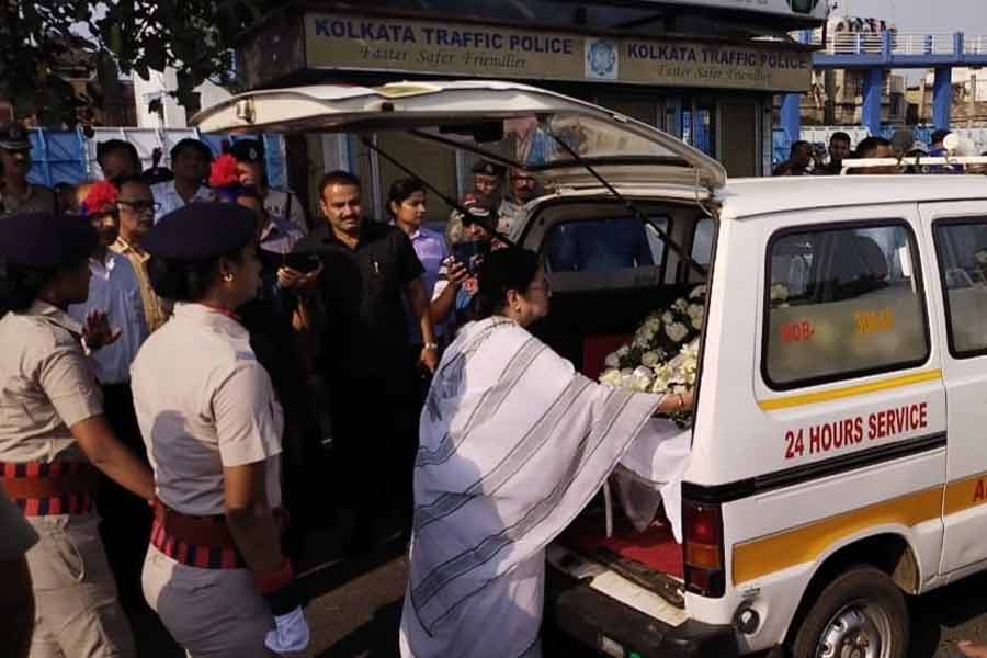 CM Mamata Banerjee paid homage to the passengers who were died in Coromandel Express accident