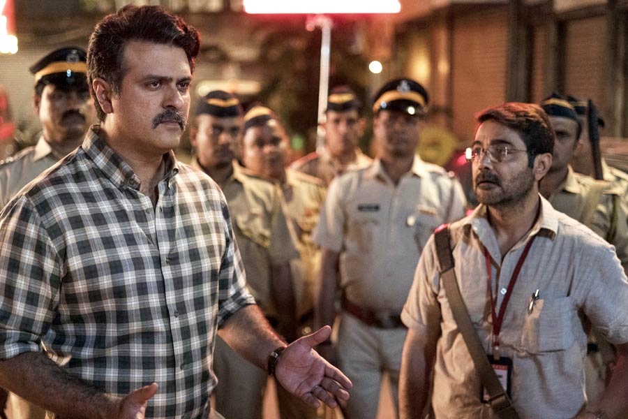 ‘স্কুপ’ ওয়েব সিরিজ়ের একটি দৃশ্যে (বাঁ দিক থেকে) হরমন বাওয়েজা এবং প্রসেনজিৎ চট্টোপাধ্যায়।