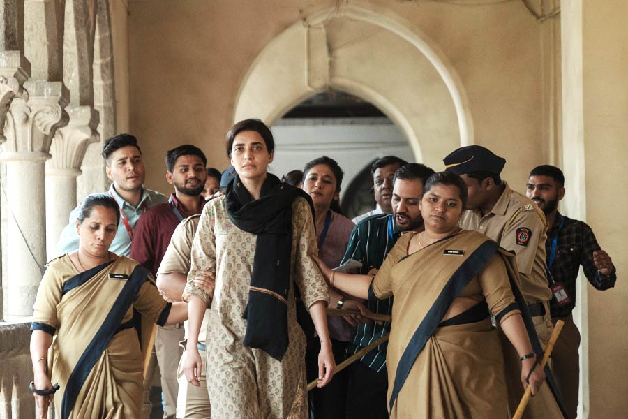 ‘স্কুপ’ ওয়েব সিরিজ়ের একটি দৃশ্যে করিশ্মা তন্না।