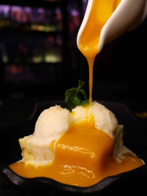 ক্যান্টিন পাব অ্যান্ড গ্র্যাবের ম্যাঙ্গো ব্রাউনি। 