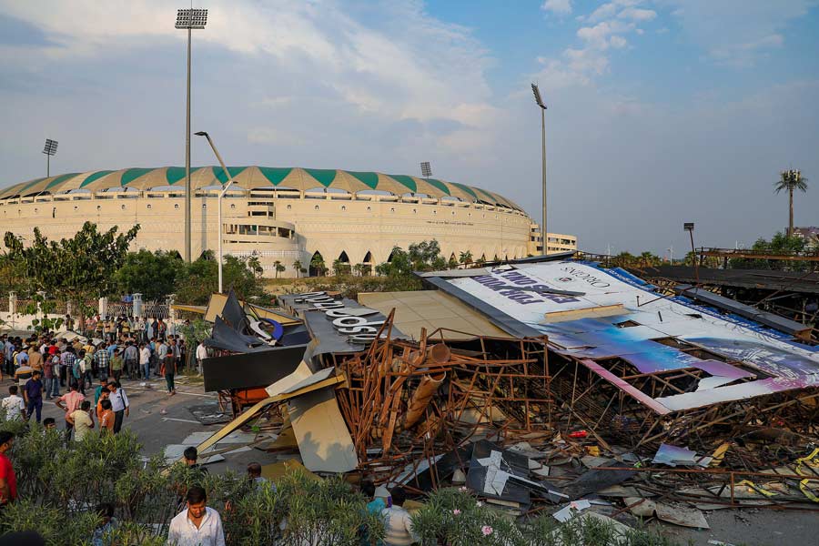 Billboard of Lucknow stadium falls on car killing woman and daughter.