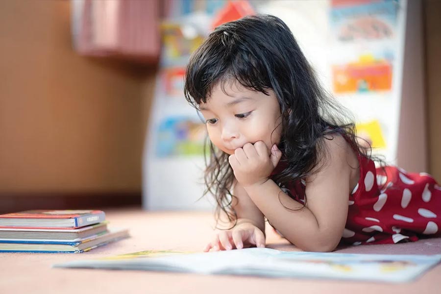 আমাদের শৈশব ঘিরে যেমন ছিল রবীন্দ্রনাথ ঠাকুর এবং সুকুমার রায়ের কবিতা ঠিক তেমনই ছিল ইংরেজি ছড়াও। ‘হাম্পটি ডাম্পটি’ থেকে ‘জ্যাক অ্যান্ড জিল’—এই চরিত্রগুলির সঙ্গে পরিচয়ের মাধ্যমেই সকলের বড় হয়ে ওঠা। শৈশবে এই ছড়াগুলি শুনলে নির্মল আনন্দ পেলেও আসলে তার বেশির ভাগেরই নেপথ্যে রয়েছে অন্ধকার সত্য।