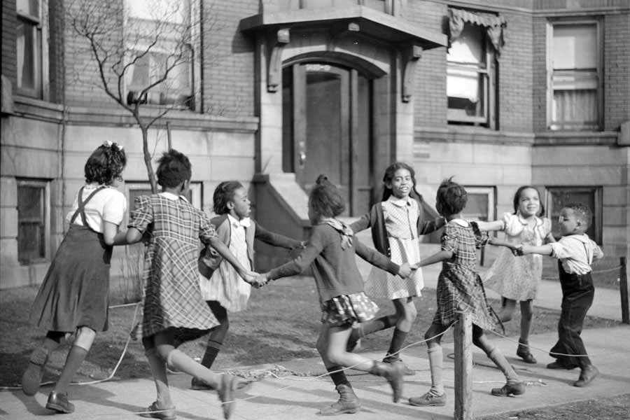 মহামারির ফলে রোগীদের ত্বকে র‌্যাশ বেরিয়ে যেত। সে কারণে তাঁরা অস্বাভাবিক যন্ত্রণার শিকারও হতেন। একাংশের মতে রোজ়ি নামের আড়ালে এই যন্ত্রণাদায়ক পরিস্থিতির কথা বোঝাতে চেয়েছেন রচয়িতা।