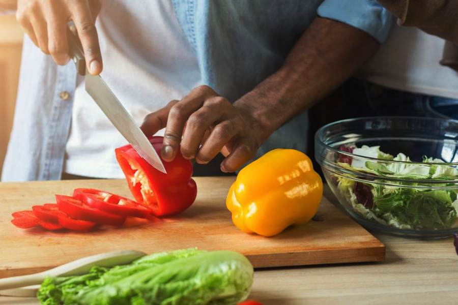 Image of cutting vegetables on chopping board 
