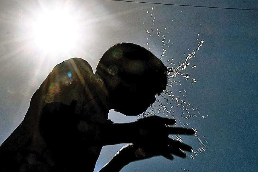 গায়ে ফোস্কা ফেলা গরম থেকে নিস্তার পেতে ভরসা বৃষ্টি। অথচ বৃষ্টি আসবে বলেও আসছে না। বর্ষার এখনও কিছুটা দেরি। তার আগে বৃষ্টির দেবতার মন পেতে নানা রকম আয়োজন শুরু করেছেন ভারতের একটি রাজ্যের বাসিন্দারা। 