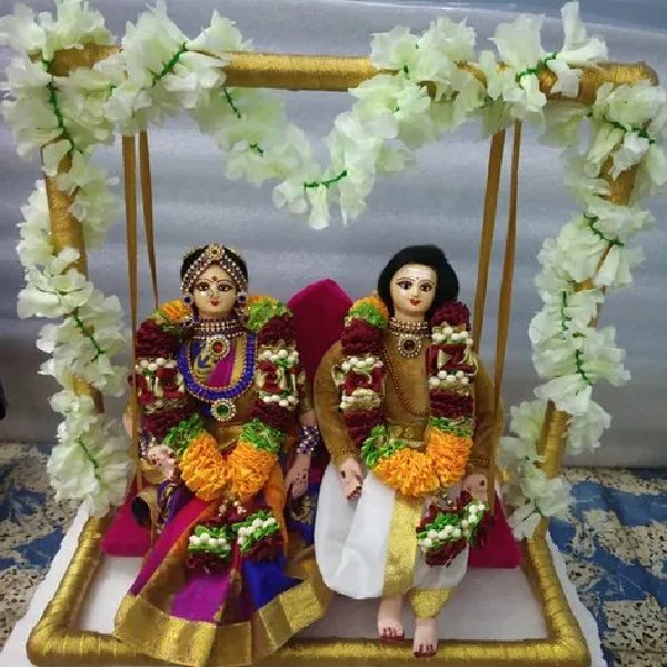 কাপড়ের দু’টি পুতুলকে বর-বউ সাজিয়ে তাদের গ্রামের ছেলে-মেয়ের মতোই আদরযত্ন করে দেওয়া হয়েছে বিয়ে। মানুষের বিয়ে আর পুতুলের বিয়ের ফারাক ছিল না কোনও। সমস্ত রীতি মেনেই হয়েছে অনুষ্ঠান। 