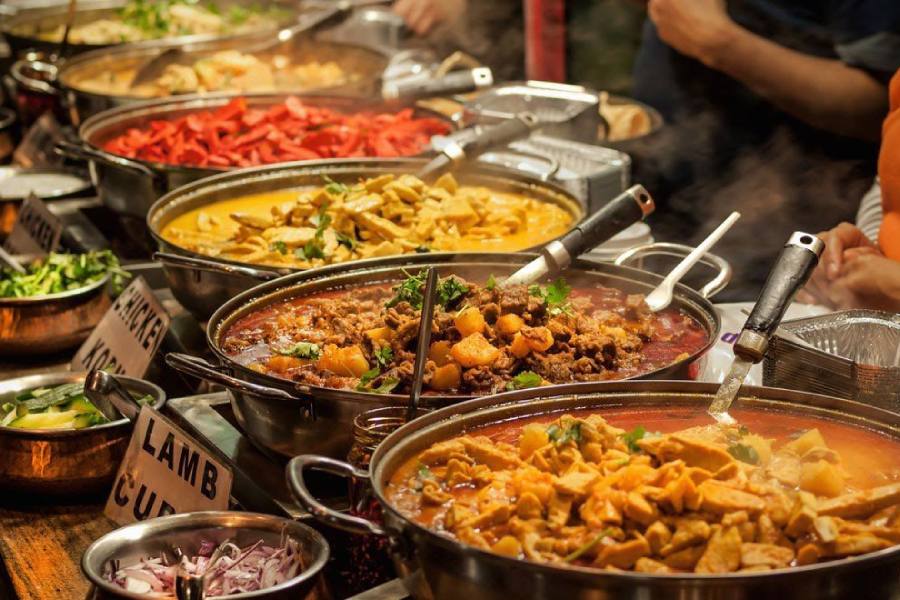 আর পাঁচটা বিয়েবাড়ির মতোই এই বিয়েতেও ছিল ঢালাও খাওয়াদাওয়ার আয়োজন। পাত পেড়ে পুতুলের বিয়ে খেয়েছেন গ্রামের লোকই। 