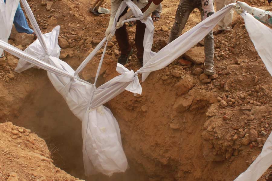 আত্মাদের তুষ্ট করতে কালকেরি গ্রামেরও এক অদ্ভুত নিয়ম আছে। সেখানে বৃষ্টি আনতে কবর খুঁড়ে তুলে আনা হয় মৃতদেহ। তার পর পাম্প করে জল ঢুকিয়ে দেওয়া হয় মৃতদেহের মুখে। 